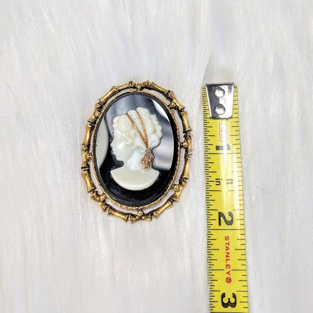 Gold Cameo Pendant - Picture 2 of 4